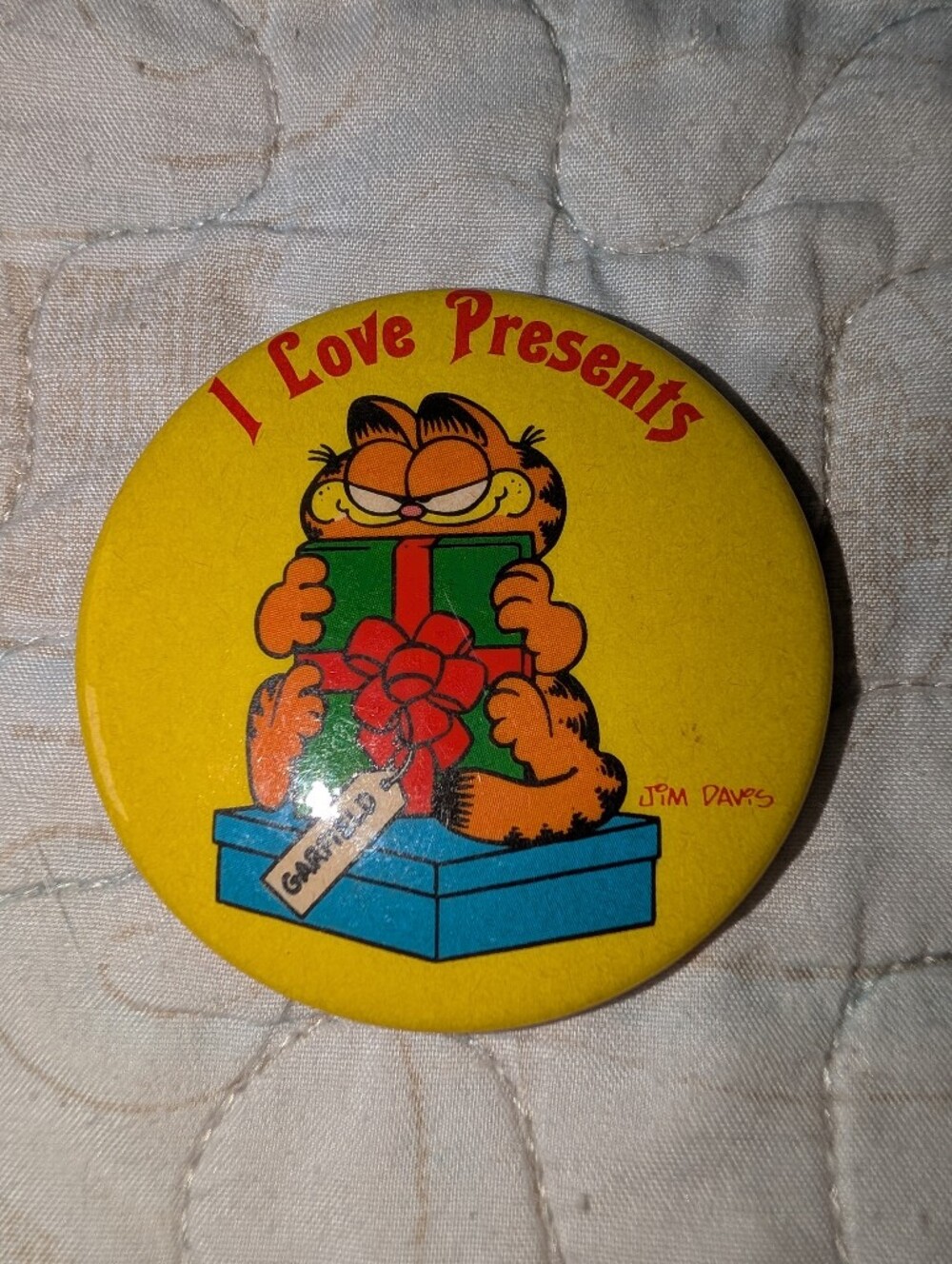 Garfield "I Love Presents" Vintage Retro 1978 Yellow Pinback Button Collectible